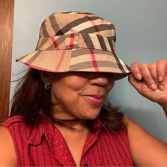 Burberry Reversible Nova Check/Beige Bucket Hat - Picture 2 of 7